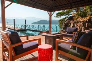 The Overlook, Luxury Lakeside Home with Dock - Hemlock Valley