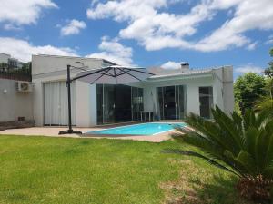 Quiosque com piscina e vista