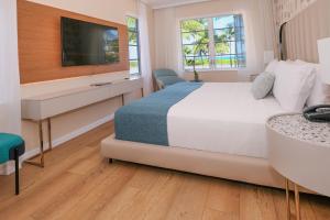 Ocean Front King Room room in Avalon Hotel