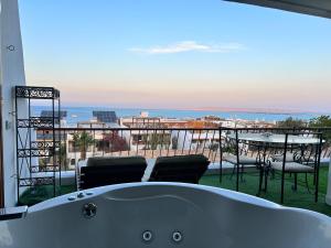 Cordoba Sea View Apartment with open air jacuzzi at Mastaba