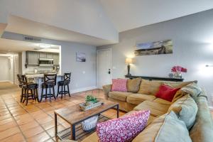 Walk to Park Scottsdale Condo with Community Pool!