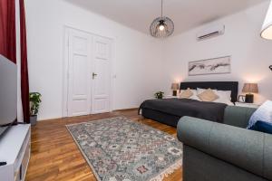 Ghetto Wall - Gozsdu Court Bismarck