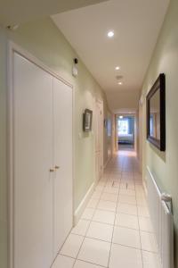 Spectacular 2 Bedroom Apartment with Sunny Garden & Terrace