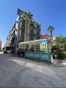 فندق جولدن صن العروسه طريق الشيراتون السقالة ميدان محافظة البحر الأحمر 84511 مصر - 萨法加