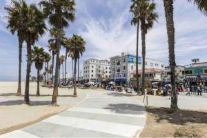 Spacious 2 Bedroom Venice Beach Villa