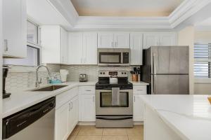 Beautiful Penthouse Condo - Corner Unit! condo
