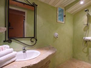 Hotels Hotel Lou Caleu restaurant le Rocher des Abeilles : photos des chambres