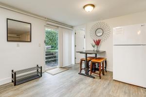 Walk to Beach and Lake Access Cozy Redmond Apt!