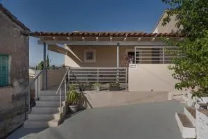 Leo and Emily's House - Valaneíon