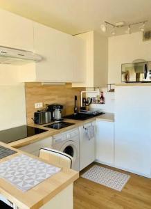 Appartements Studio du port avec terrasse, parking privatif, piscine dans residence , wifi, menage compris : photos des chambres