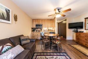 Charming Studio Deluxe wkitchen #215 at Donner Lake Village