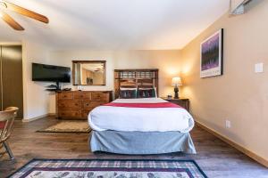 Charming Studio Deluxe wkitchen #215 at Donner Lake Village