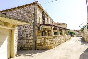 Apartments by the sea Postira, Brac - 22162