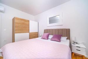 Apartments with parking space Postira, Brac - 22180