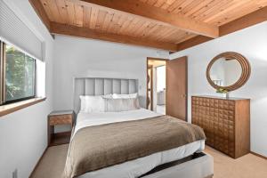 Waves End Lakefront - 3BR Tahoe Vista w Private Sandy Beach, Walk to Town!