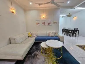 Ruhani Homestay 3 KB - 4 Bedroom Fully Airconditioned with WIFI & Netflix - Kampong Kweng Dollah