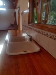 Cabaña luminosa con verde jardín, zona tranquila