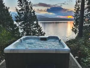 Waterfront Retreat with Fireplace, Hot Tub & Sauna - Sequim