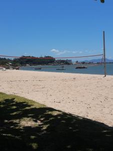 Apartamento na Palhoça, com vista para o mar, próximo a mercados, padarias e farmácias.