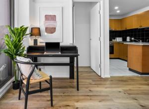 Central City Chic - sleeps 6, free parking