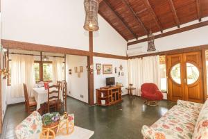 Búzios casa em condomínio com cozinha completa e área gourmet