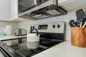 Beautiful Penthouse Condo - Corner Unit! condo