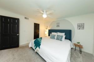 Stylish 2BR with Balcony and Optional Parking Near Vanderbilt & Broadway