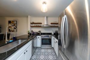 Stylish 2BR with Balcony and Optional Parking Near Vanderbilt & Broadway