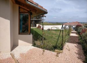 Studio ambiance verdoyante et vue sur la vallée