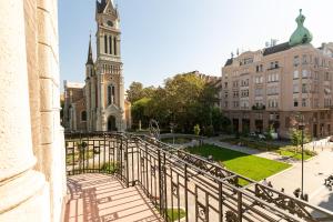 Bakats Ter Apartment with Balcony Overlooking Church Square
