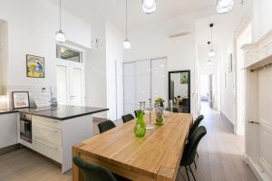 Bakats Ter Apartment with Balcony Overlooking Church Square