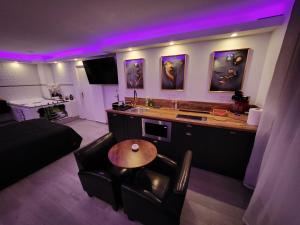 Appartements Love Room romantique avec Jacuzzi 2 places : Studio Lit Queen-Size de Luxe 