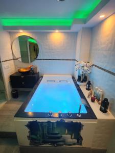 Love Room romantique avec Jacuzzi 2 places