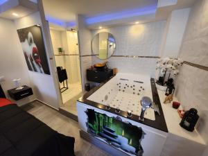 Appartements Love Room romantique avec Jacuzzi 2 places : photos des chambres
