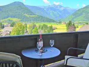 Spacious Apartment in HausBellevue with Balcony and Panoramic Mountain Aspect - Muhr