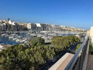 Penthouse centrally located near marina - Pieta