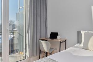 Tasteful Apartment with FREE GARAGE and Balcony by Noclegi Renters