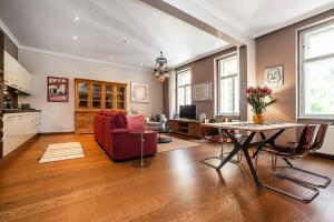 Oriental Touch River Apartment