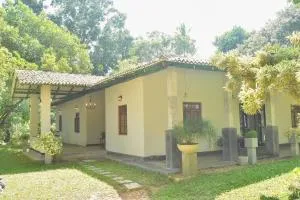 Charming & historical 3-Bed Bungalow in Hikkaduwa - Ampegama