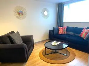 Impeccable Spacious 6-Bed House in Romford - Friern Barnet