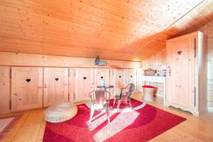 Maisons de vacances Chalet L’Embellie - Chalet avec piscine partagee : photos des chambres