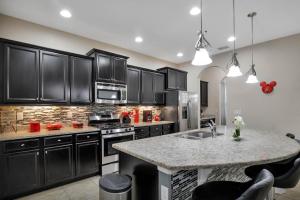 7 Bedrooms 5 Bathrooms Solterra 4103 Od