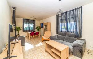 3 Bedroom Beach Front Home In Miami Platja