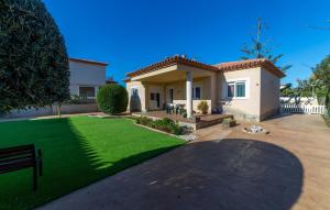 3 Bedroom Beach Front Home In Miami Platja