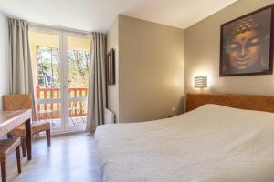 Maisons de vacances Beautiful flat with swimming pool tennis court and private car parking REF 117 : photos des chambres