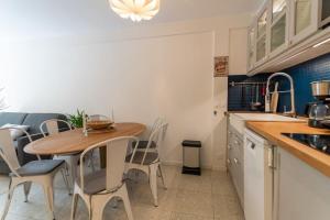 Beautiful flat with swimming pool tennis court and private car parking 109