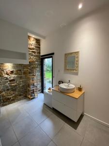 B&B / Chambres d'hotes L'Hotie de Broceliande a Paimpont, au coeur des sites naturels et legendaires : photos des chambres