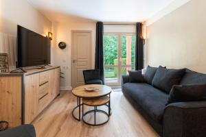 Très bel appartement rénové avec piscine tennis et parking privé 09