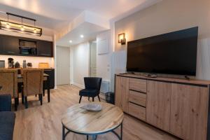 Très bel appartement rénové avec piscine tennis et parking privé 09