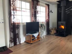 Nyrestaurert og koselig hytte ved Skjelbredvatnet.